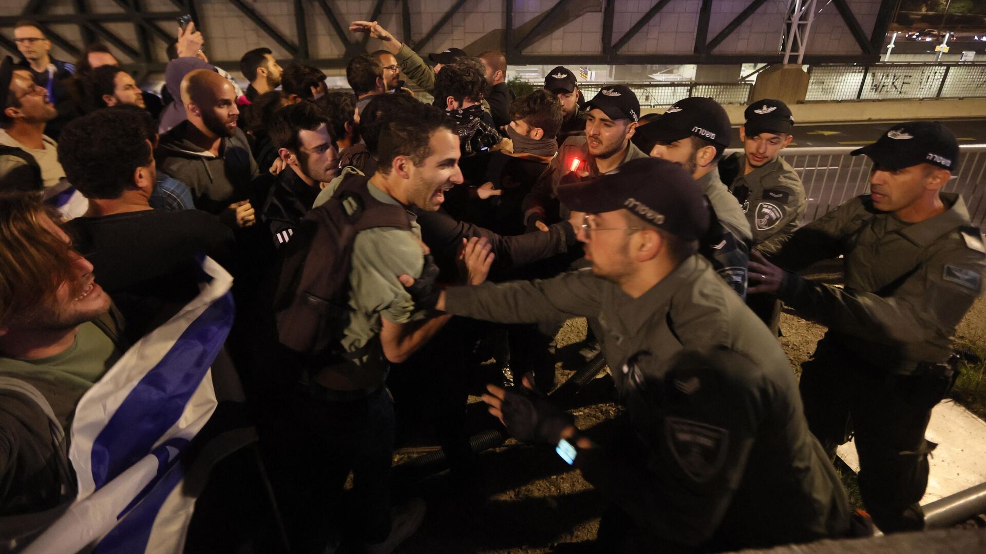 Столкновения демонстрантов с полицией во время протестов против судебной реформы в Тель-Авиве, Израиль. 4 марта 2023 - РИА Новости, 1920, 05.03.2023
