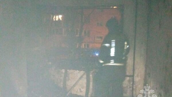 Сотрудник МЧС на месте пожара в многоквартирном доме во Владивостоке