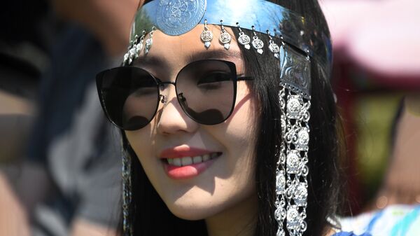 Девушка на праздновании традиционного якутского праздника Ысыах