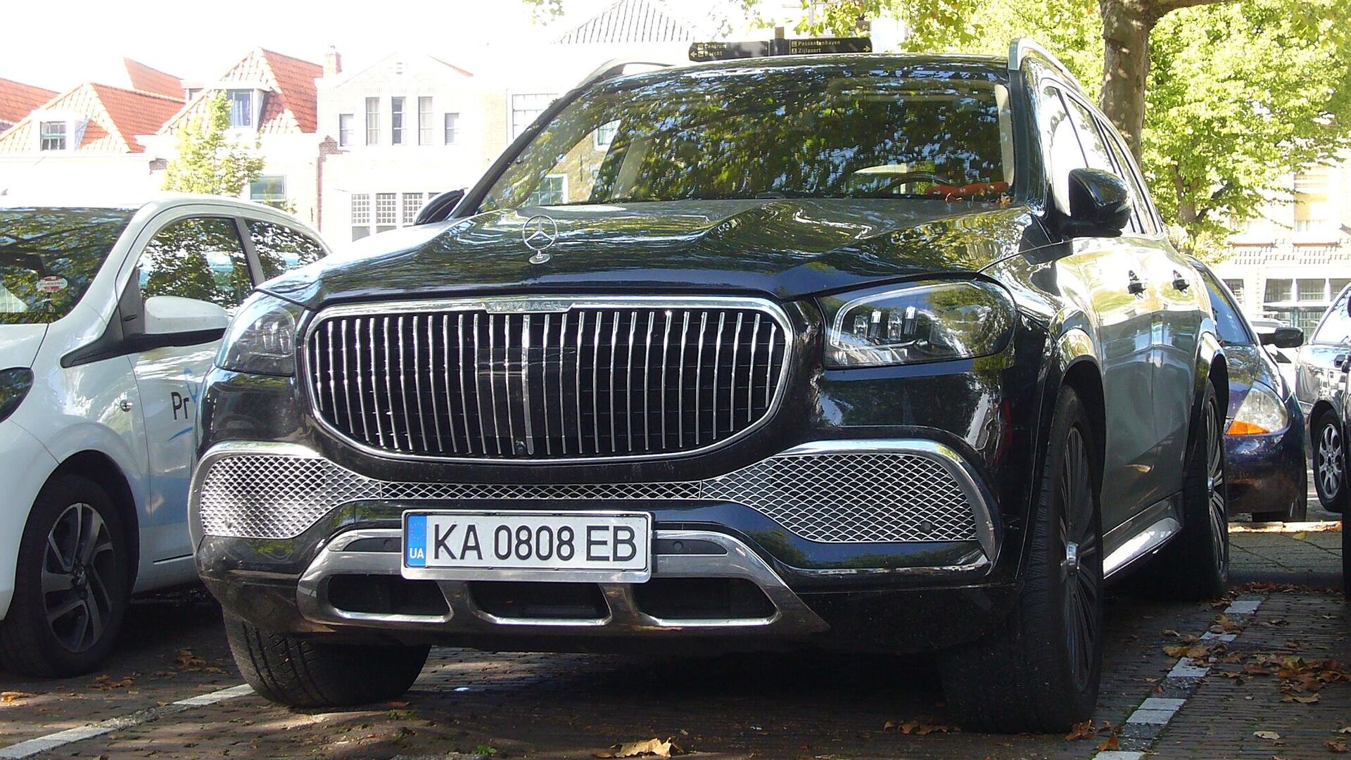 Автомобиль Mercedes-Maybach GLS 600 с украинскими номерами в одной из стран ЕС - РИА Новости, 1920, 05.03.2023