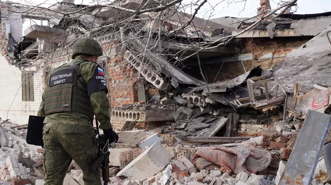 Сотрудник следственного комитета России фиксирует последствия обстрела украинскими войсками