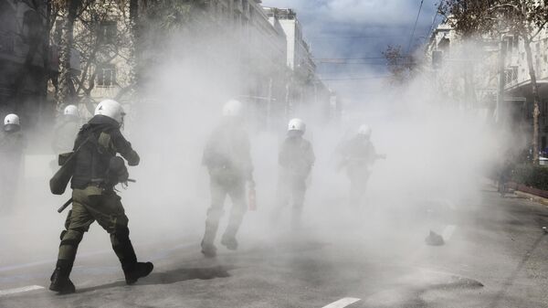 Сотрудники полиции во время акции протеста в Афинах, Греция