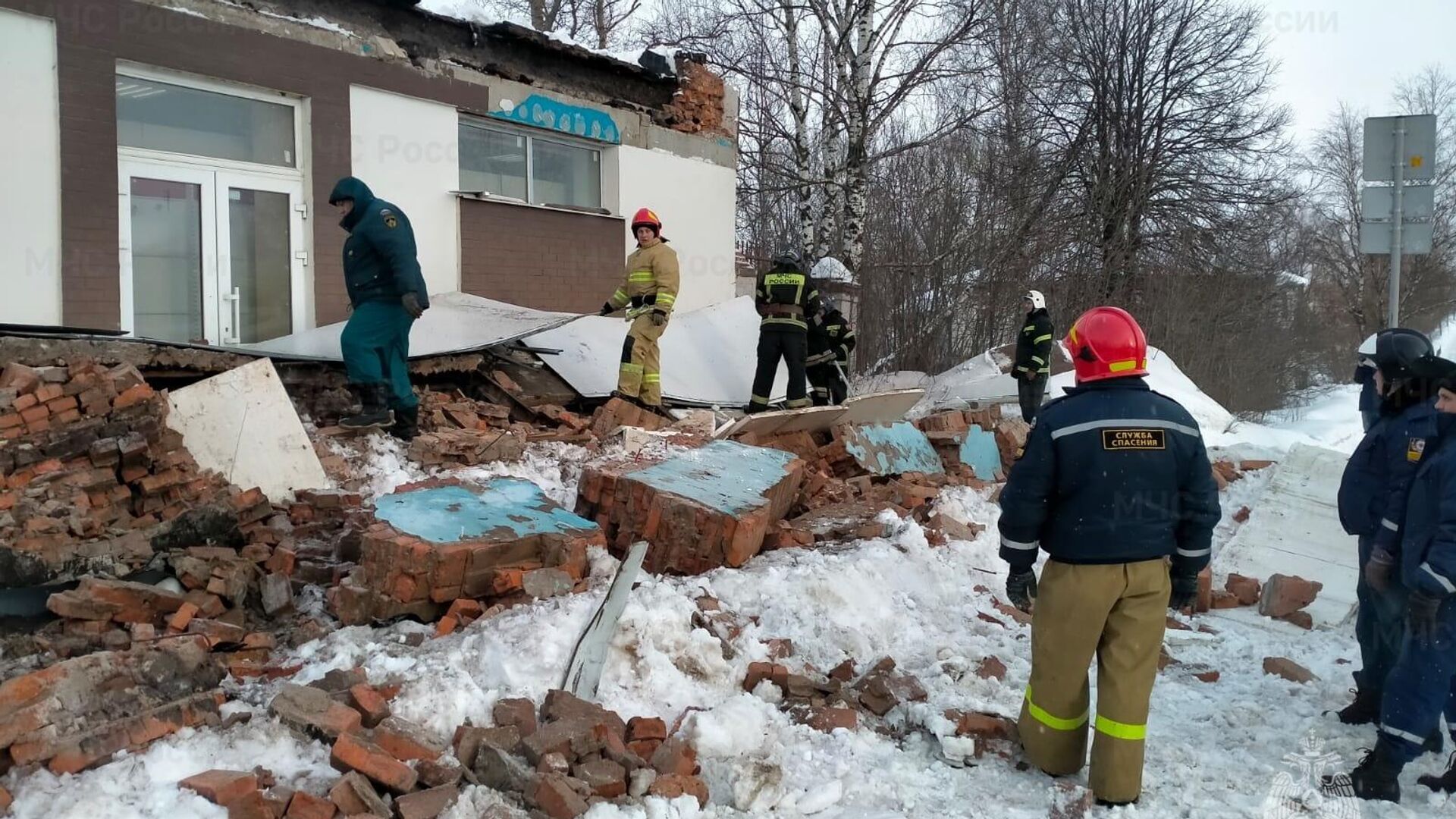 Сотрудники МЧС на месте обрушения навеса магазина в городе Фурманов Ивановской области - РИА Новости, 1920, 05.03.2023