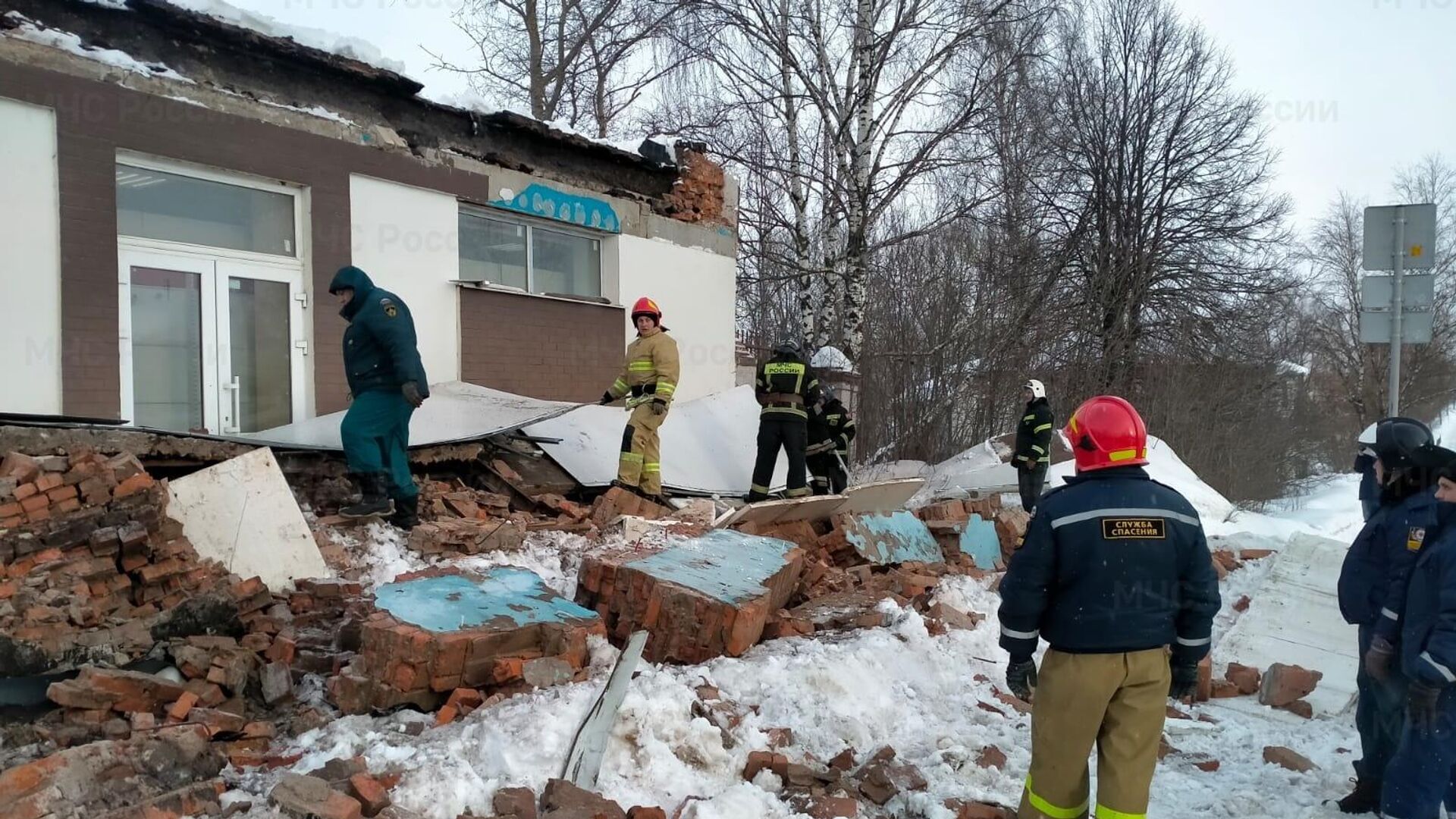 Сотрудники МЧС на месте обрушения навеса магазина в городе Фурманов Ивановской области - РИА Новости, 1920, 05.03.2023