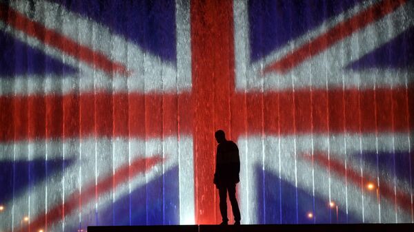 Мужчина на фона флага Великобритании