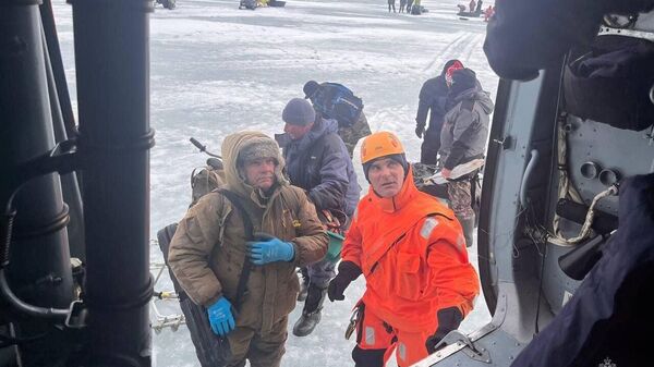 Операция по эвакуации рыбаков, оказавшихся на оторвавшейся в Сахалинской области льдине