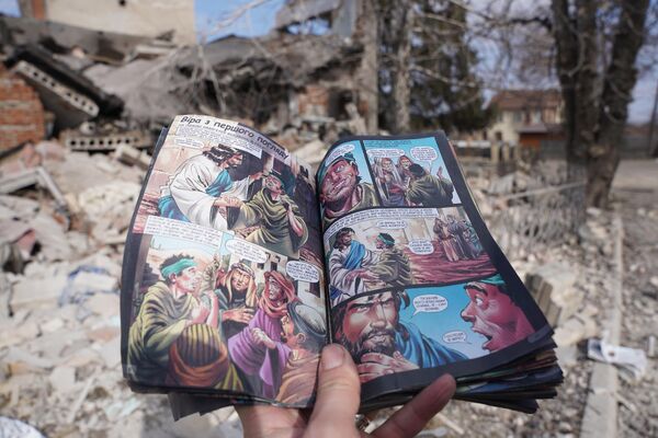 Комиксы на украинском языке на месте разрушенного дома обстрелом из РСЗО HIMARS украинских войск в Волновахе на территории ДНР