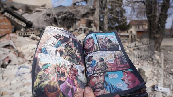 Комиксы на украинском языке на месте разрушенного дома обстрелом из РСЗО HIMARS украинских войск в Волновахе на территории ДНР