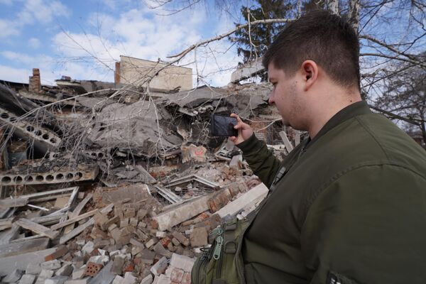 Прохожий на месте обстрела украинскими войсками из РСЗО HIMARS  Волновахи на территории ДНР