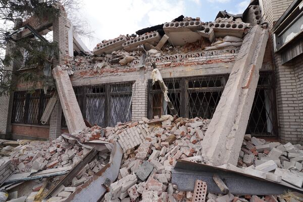 Разрушения на месте обстрела украинскими войсками из РСЗО HIMARS Волновахи на территории ДНР