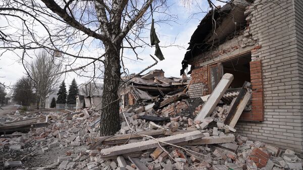 Разрушения на месте обстрела украинскими войсками Волновахи на территории ДНР