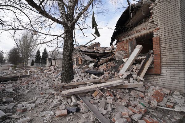 Разрушения на месте обстрела украинскими войсками из РСЗО HIMARS  Волновахи на территории ДНР