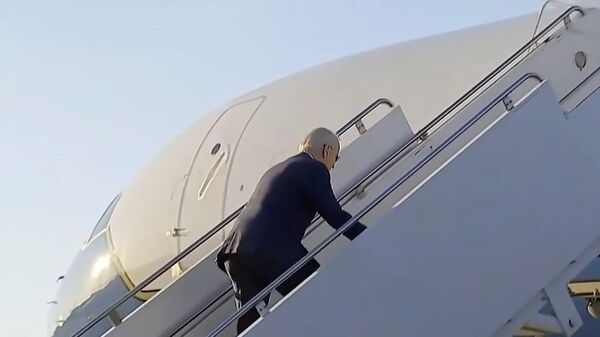 Президент США Джо Байден поднимается по трапу самолета Air Force One. Кадр видео