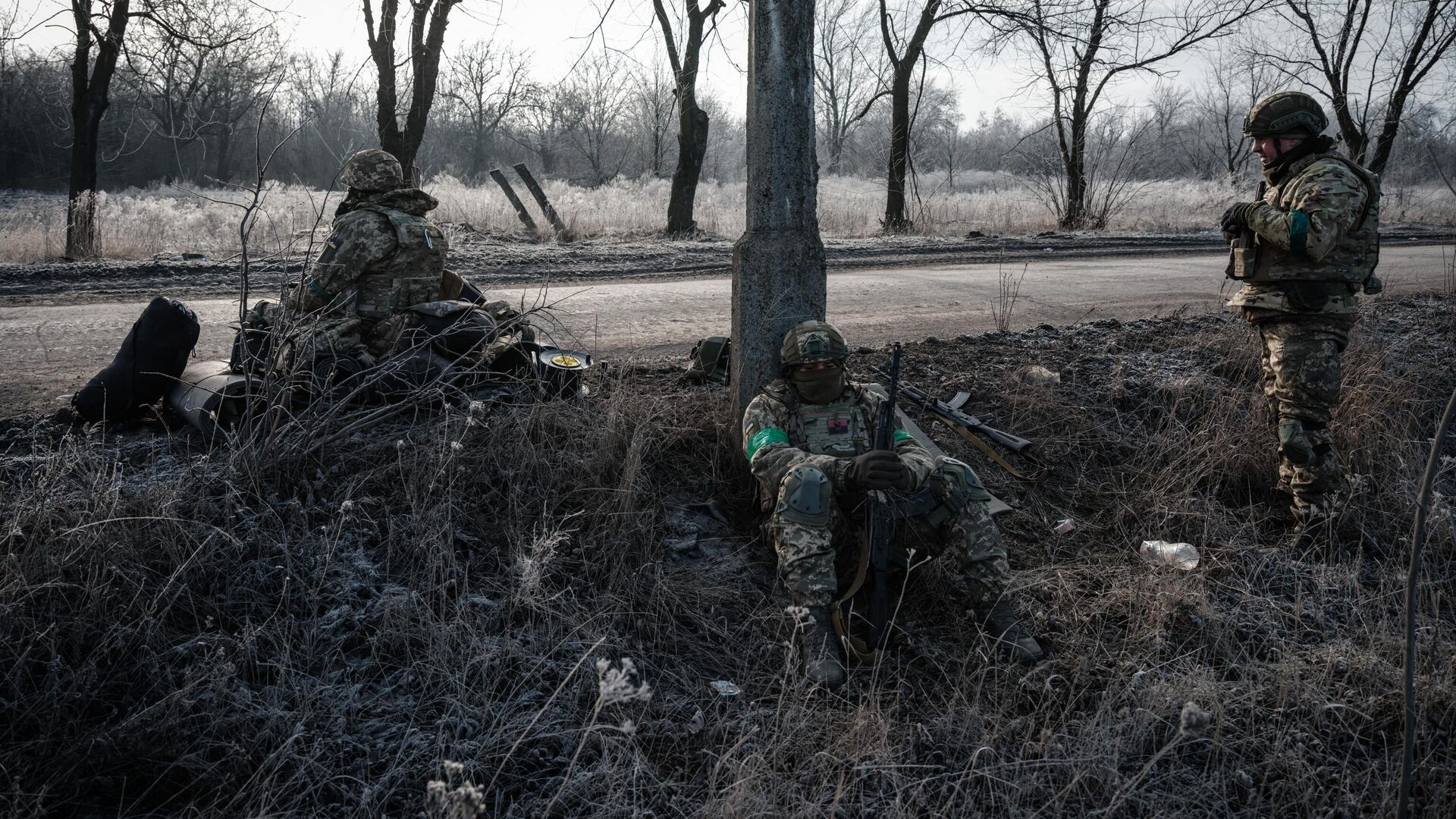 Украинские военные на дороге близ Часова Яра - РИА Новости, 1920, 06.03.2023