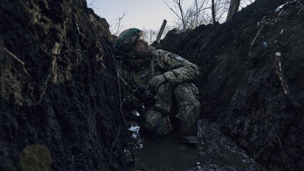 Солдат ВСУ прячется в траншее во время обстрела под Артемовском