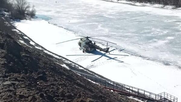 Вертолет Ми-8 после вынужденной посадки в Воронежской области