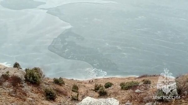 Место падения автомобиля в озеро в Кабардино-Балкарии. 6 марта 2023
