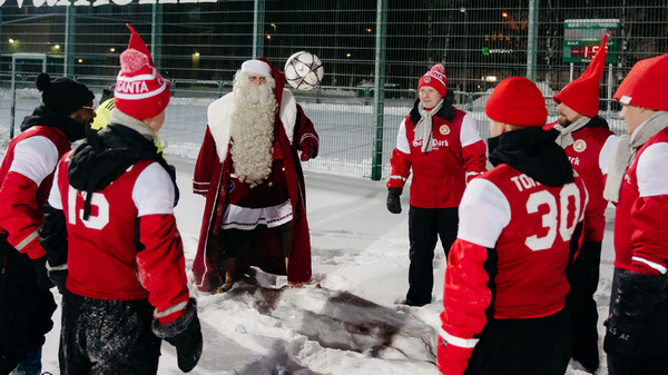 Санта-Клаус на тренировке финского футбольного клуба Санта-Клаус