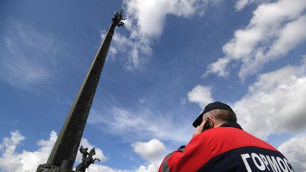 Сотрудник Гормоста у Монумента Победы на Поклонной горе в Москве