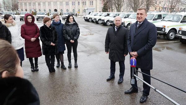 Губернатор Тульской области Алексей Дюмин на церемонии передачи ключей от автомобилей Лада Нива учреждениям здравоохранения