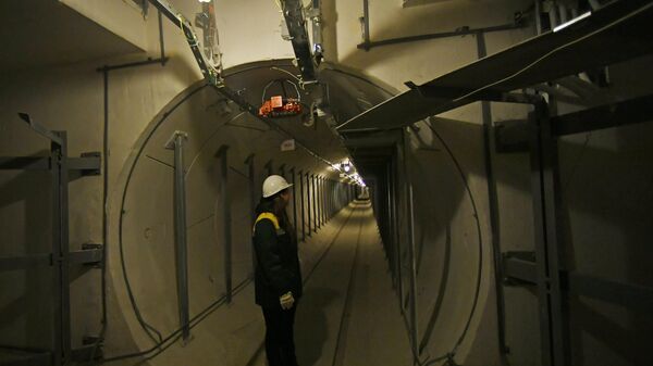 Сотрудница ГУП Москоллектор в тоннеле кабельного коллектора Белорусский