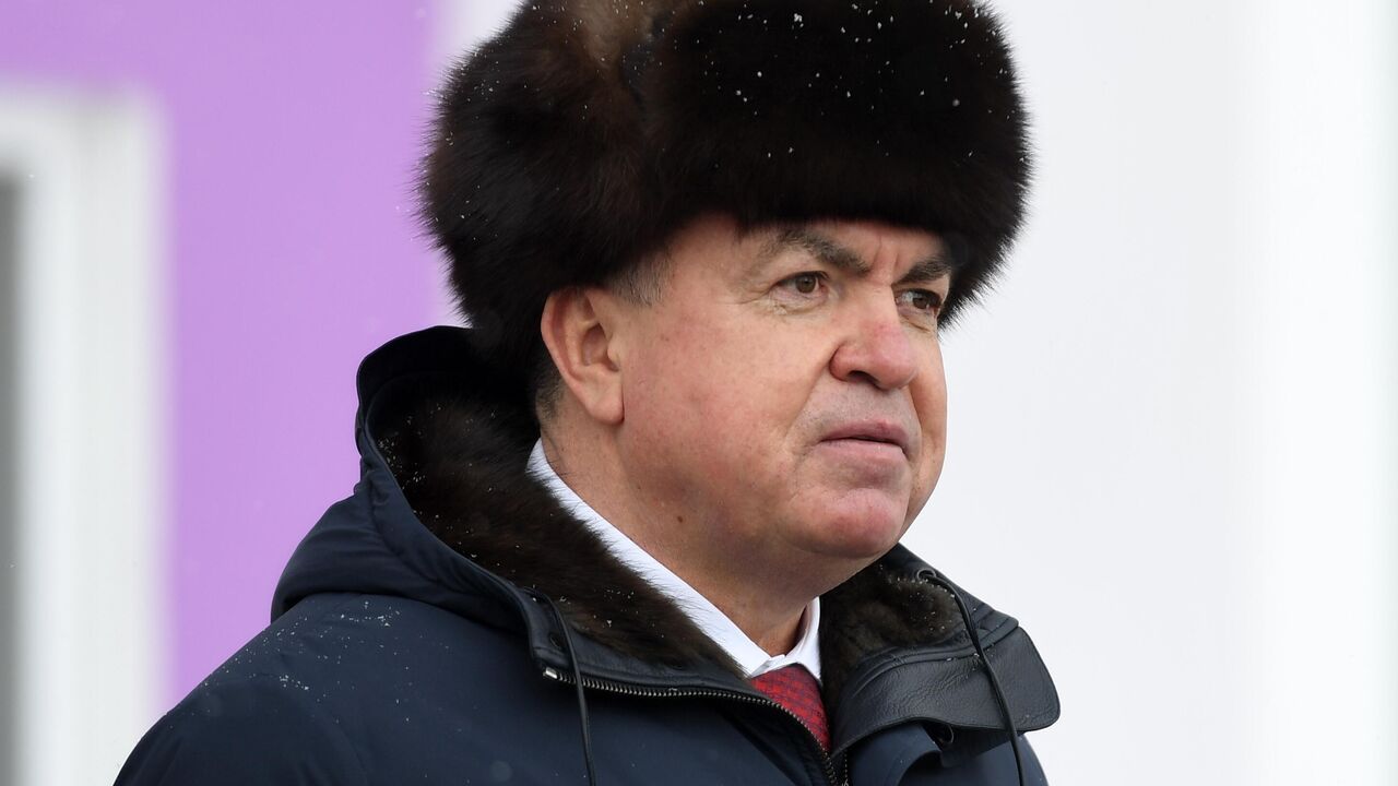 Мэр челнов магдеев. Глава набережных челнов. мэр набережных челнов фото.