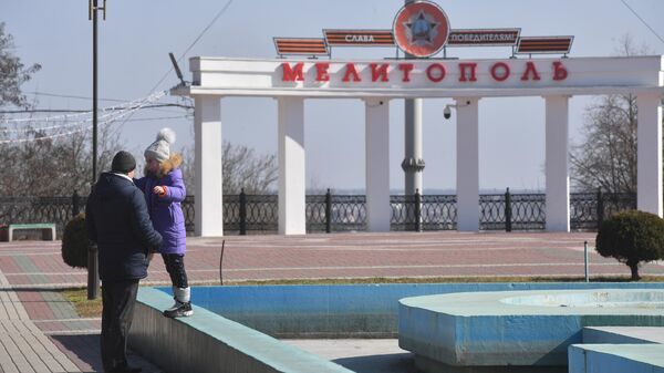 Люди гуляют на Аллее Героев Советского Союза в Мелитополе