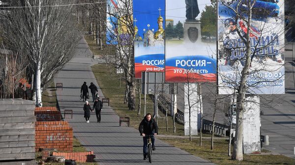 Плакаты Россия - это доблесть и Россия - это вера на улице в Мелитополе