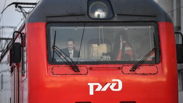Машинист поезда дальнего следования Ольга Соколова в кабине электровоза ЭП2К-316 на железнодорожном вокзале в Екатеринбурге. 6 марта 2023
