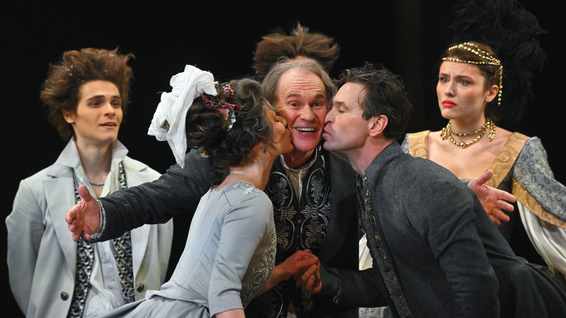 Театр Вахтангова показал свою версию дружбы Моцарта и Сальери - РИА Новости,  07.03.2023
