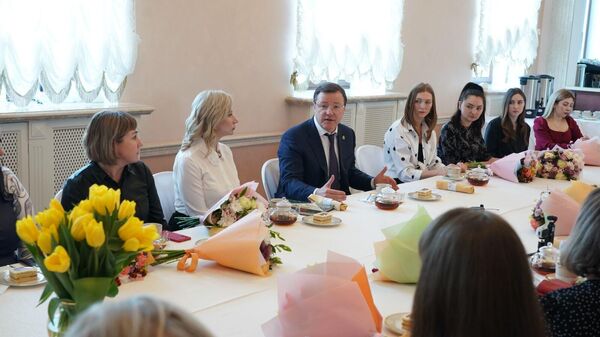 Губернатор Самарской области Дмитрий Азаров на встрече с женами военнослужащих зоны СВО