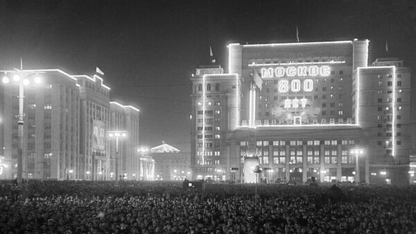 Празднование 800-летия основания Москвы у гостиницы Москва на Манежной площади