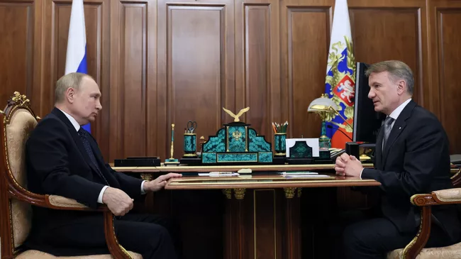 Президент России Владимир Путин и президент, председатель правления Сбербанка Герман Греф во время встречи