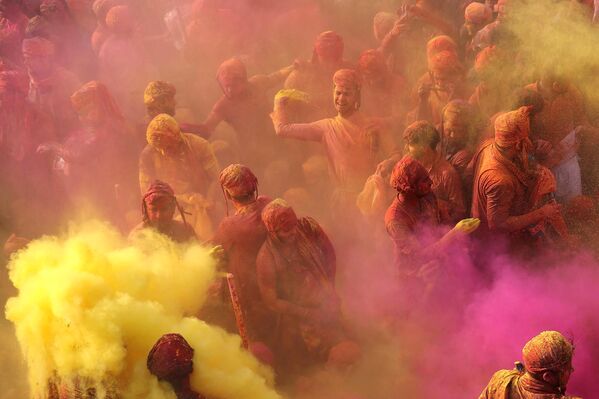 Празднование весеннего фестиваля красок Холи в деревне Нандгаон индийского штата  Уттар-Прадеш, Индия. 5 марта 2023 года