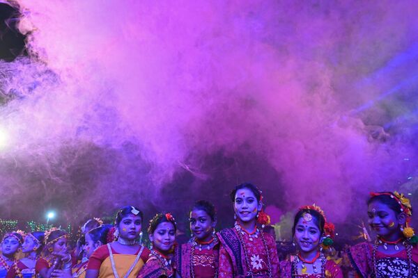 Празднование весеннего фестиваля красок Ходи в Калькутте, Индия. 5 марта 2023 года