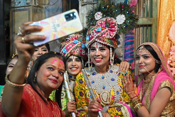 Празднование весеннего фестиваля красок Ходи в храме в Амритсаре, Индия. 5 марта 2023 года