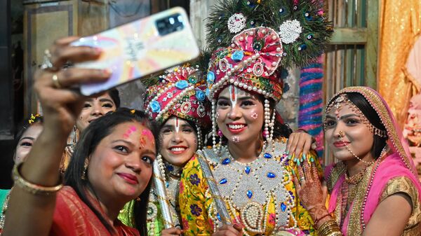 Празднование весеннего фестиваля красок Ходи в храме в Амритсаре, Индия. 5 марта 2023 года