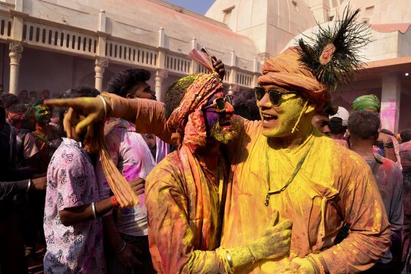 Празднование весеннего фестиваля красок Ходи в деревне Нандгаон, Индия. 1 марта 2023 года