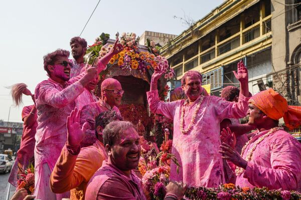 Празднование весеннего фестиваля красок Холи в Калькутте, Индия. 5 марта 2023 года