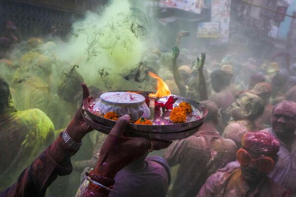 Празднование весеннего фестиваля красок Ходи в Калькутте, Индия. 5 марта 2023 года