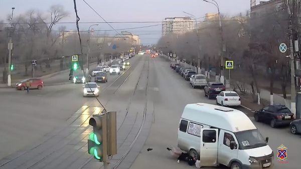 В Волгограде во время движения микроавтобуса Луидор  по ул. Краснознаменская произошло самопроизвольное открытие двери