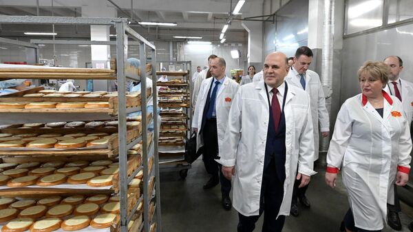 Премьер-министр РФ Михаил Мишустин во время посещения кондитерско-булочного комбината Черемушки в Москве. 7 марта 2023