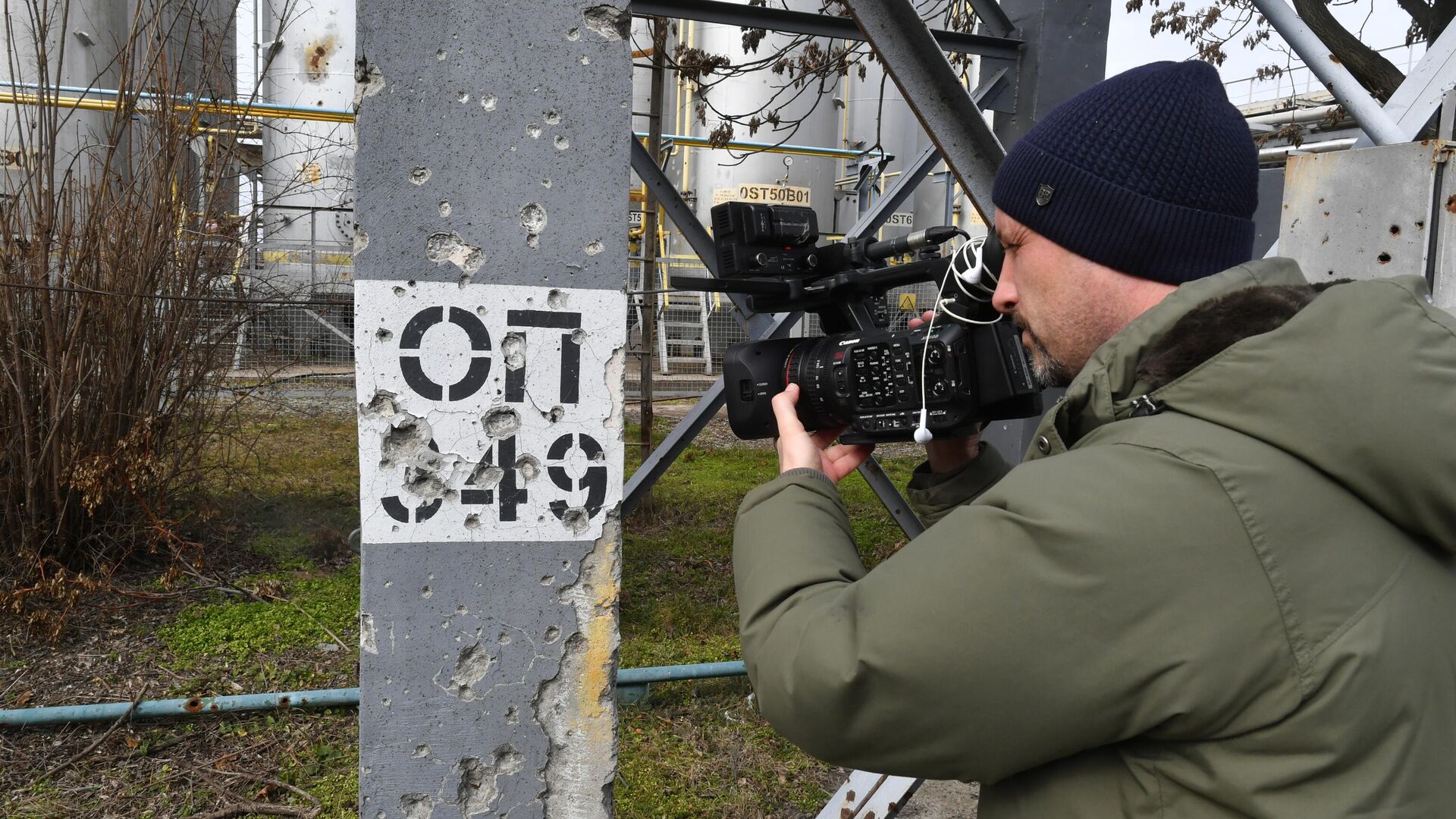 Журналист снимает на видеокамеру повреждения от обстрелов на территории Запорожской АЭС в Энергодаре - РИА Новости, 1920, 10.03.2023
