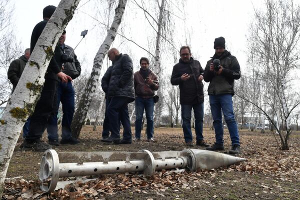 Журналисты изучают снаряд на территории Запорожской АЭС в Энергодаре