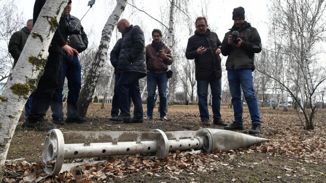 Журналисты изучают снаряд на территории Запорожской АЭС в Энергодаре