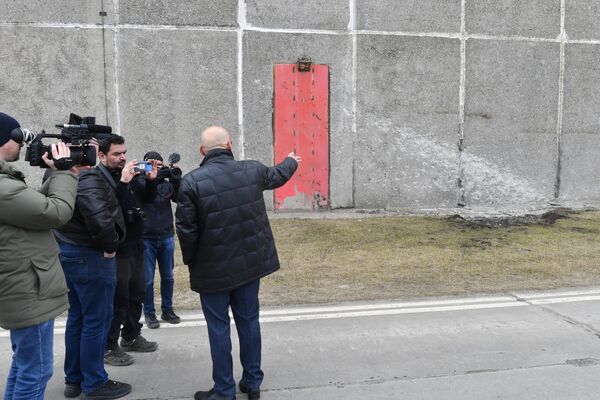 Советник генерального директора концерна Росэнергоатом Ренат Карчаа показывает журналистам повреждения от обстрелов на территории Запорожской АЭС в Энергодаре