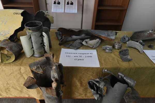 Демонстрация осколков снарядов и других предметов, обнаруженных на территории Запорожской АЭС в Энергодаре