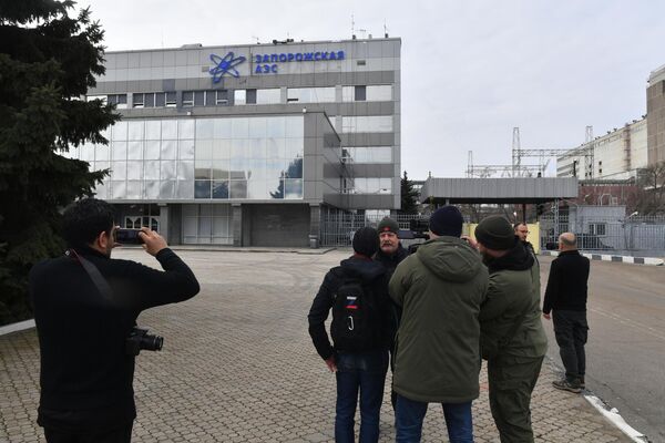 Журналисты на территории Запорожской АЭС в Энергодаре