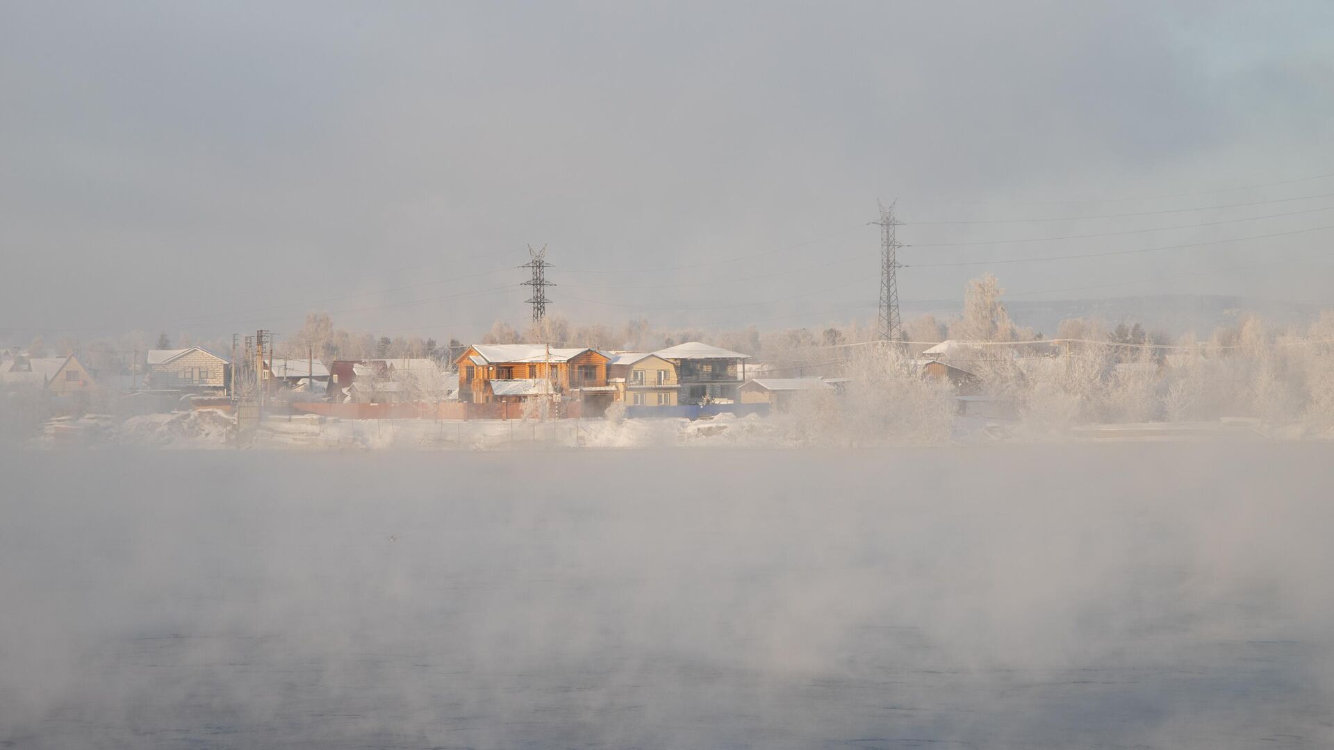 Жилые дома в тумане над рекой Ангара в Иркутске - РИА Новости, 1920, 07.03.2023