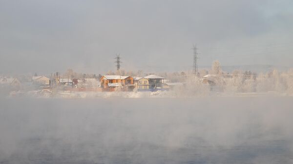 Жилые дома в тумане над рекой Ангара в Иркутске